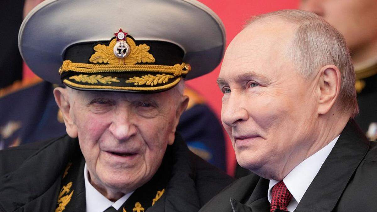 El presidente ruso, Vladimir Putin, conversa con el veterano de la Segunda Guerra Mundial Svet Turunov durante el desfile militar del Día de la Victoria en la Plaza Roja, en el centro de Moscú, el 9 de mayo de 2026.