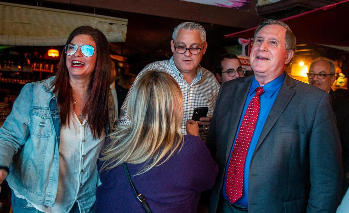 El comisionado de la Ciudad de Miami, Joe Carollo, celebra con su esposa Marjorie Carollo (extrema derecha) y simpatizantes luego de ganar la reelección para el distrito 3, en el Restaurante Old Havana en Little Havana, el martes 02 de noviembre de 2021.
