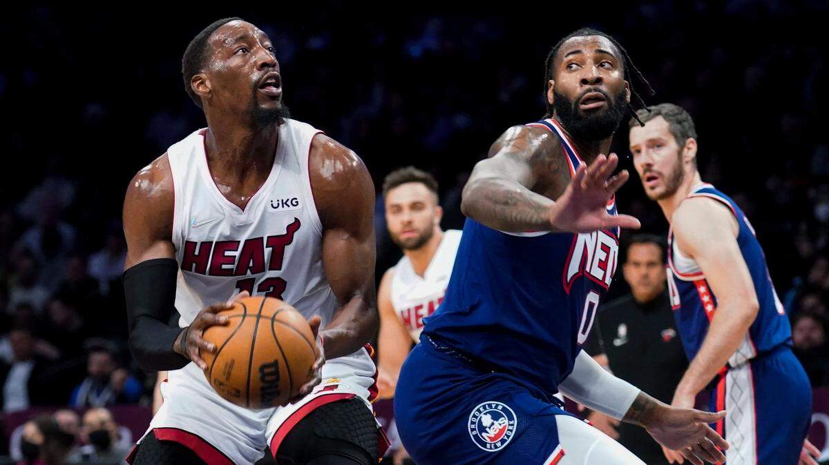 El centro del Heat Bam Adebayo trata de tirar al aro ante la marca de Andre Drummond, de los Nets, en el partido celebrado el 3 de marzo de 2022 en New York.