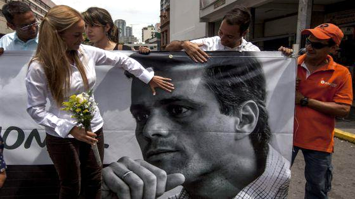 Lilian Tintori con un cartel de su esposo, Leopoldo López. EFE/Archivo