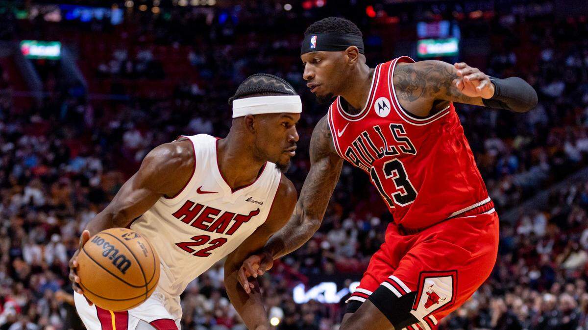 Jimmy Butler (izq.) es uno de los dos jugadores del Heat de Miami que marchan en los primeros puestos en la votación de los fanáticos para el Juego de las Estrellas.