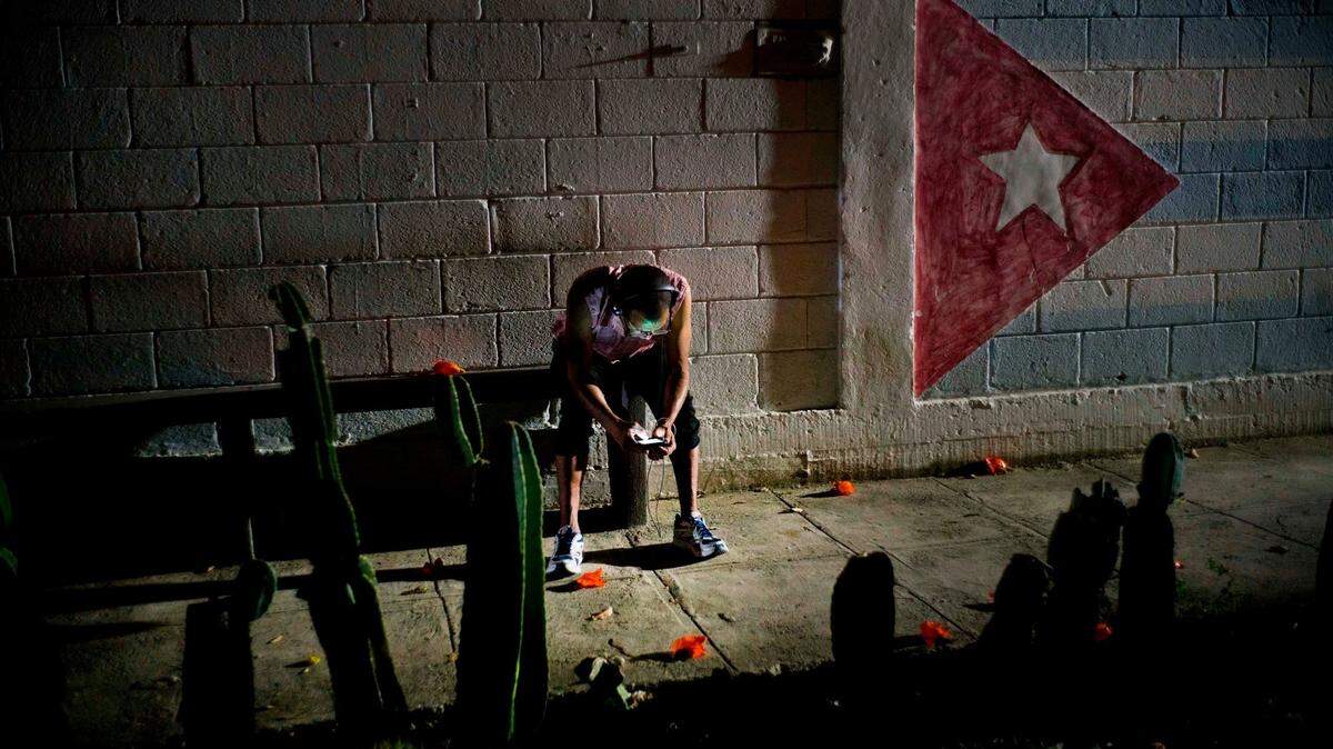 Lazaro Rodriguez se conecta a internet desde un espacio wifi habilitado por el gobierno. Cuba entró en el mundo de la navegación a través de datos (3G) hace solo dos meses.