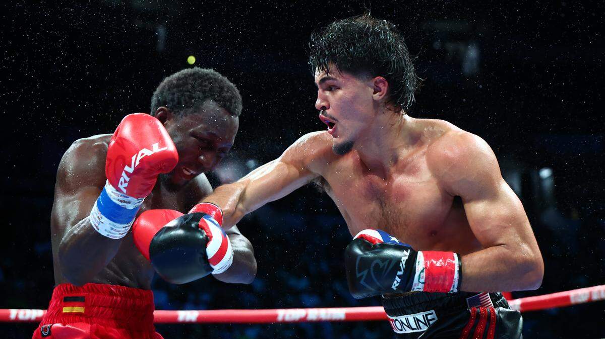 El joven prodigio boricua Xander Zayas se convierte en campeón mundial unificado superwelter tras vencer a Abass Baraou en una noche inolvidable en San Juan