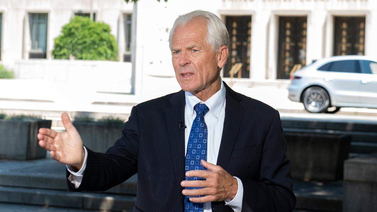 Peter Navarro, exasesor presidencial de Donald Trump, es entrevistado frente un tribunal federal en Washington D.C., el martes 31 de mayo de 2023.