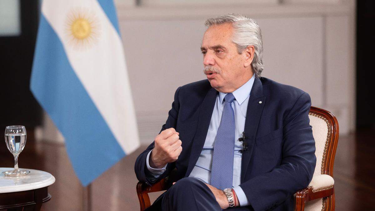 Foto de archivo del 14 de octubre de 2023 que muestra al entonces presidente de Argentina, Alberto Fernández, siendo entrevistado por la agencia Xinhua, en Buenos Aires.