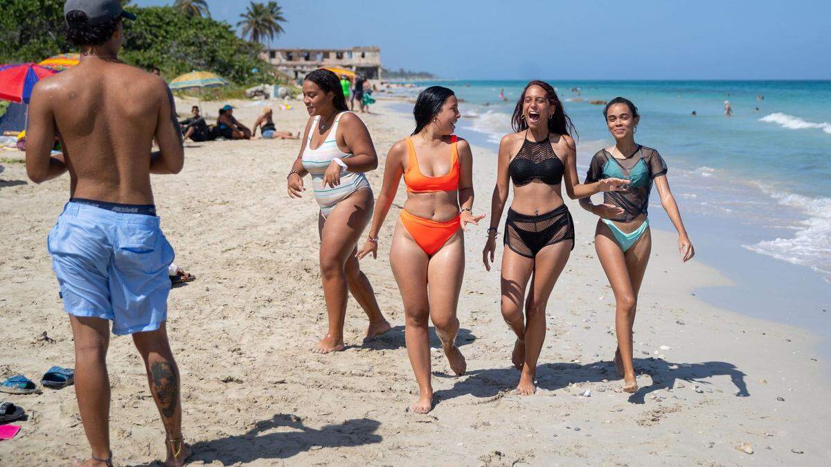 Foto de archivo de una playa en La Habana. Luego de un mes de julio que resultó ser el más cálido en décadas en Cuba, los expertos del Instituto de Meteorología informaron que la víspera se rompió el récord de temperatura en más de 100 años en la capital cubana.