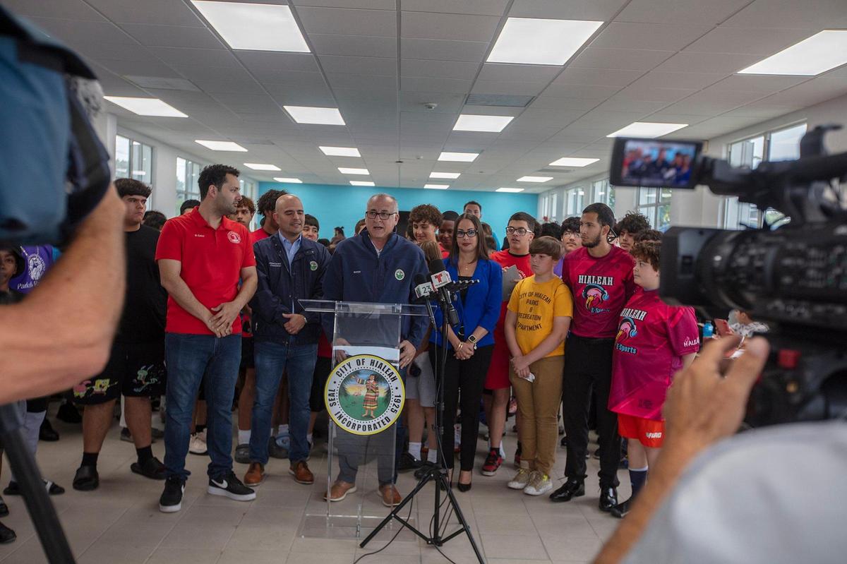 (Centro) El alcalde de Hialeah, Esteban Bovo Jr. habla en una conferencia de prensa para anunciar el lanzamiento del primer salón de deportes electrónicos en Cotson Park, Hialeah, el viernes 22 de marzo de 2024.