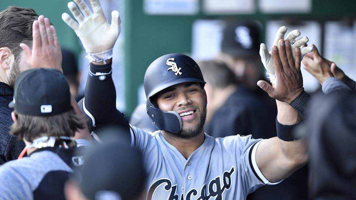 YOAN MONCADA es felicitado tras pegar un cuadrangular contra los Reales en Kansas City.