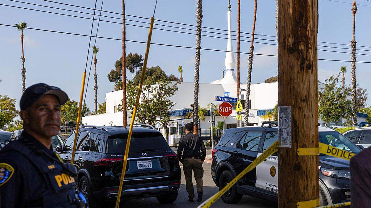 Agentes de la policía de San Diego bloquean el acceso al Centro Islámico de San Diego tras un tiroteo en el sur de California, el lunes 18 de mayo de 2026. Un tiroteo en el mayor complejo de mezquitas de San Diego dejó tres muertos, y dos presuntos atacantes adolescentes fueron hallados posteriormente sin vida en un automóvil, con heridas de bala autoinfligidas, informó la policía.