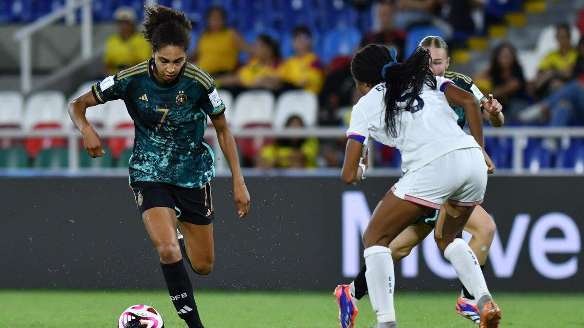 La jugadora de Estados Unidos Cora Zicai conduce el balón ante Alemania, en el partido de cuartos de final del Mundial sub-20 femenino, celebrado el 16 de septiembre de 2024 en Cali, Colombia.
