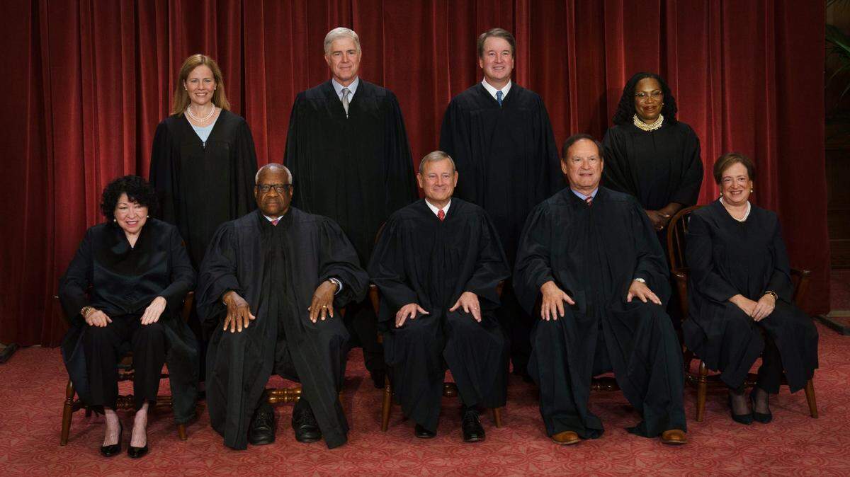 Miembros de la Corte Suprema posan para una fotografía grupal el 7 de octubre de 2022 en Washington, DC, EE. UU., en la Corte Suprema. Sentados de izquierda a derecha: la jueza asociada Sonia Sotomayor, el juez asociado Clarence Thomas, el presidente del Tribunal Supremo de los Estados Unidos John G. Roberts, Jr., el juez asociado Samuel A. Alito, Jr. y la jueza asociada Elena Kagan De pie detrás, de izquierda a derecha: la jueza asociada Amy Coney Barrett, el juez asociado Neil M. Gorsuch, el juez asociado Brett M. Kavanaugh y el juez asociado Ketanji Brown Jackson.