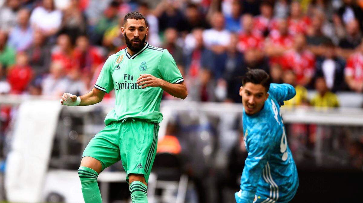 El Real Madrid derrotó 5-3 al Fenerbahçe y sumó su primera victoria de la pretemporada con una actuación de guante blanco de Karim Benzema (izq.), autor de tres goles que eclipsaron los desajustes defensivos del conjunto madridista.
