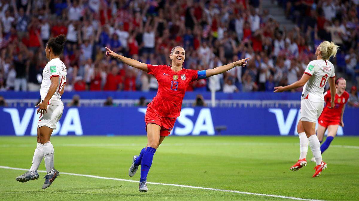 La jugadora de Estados Unidos Alex Morgan celebra tras anotar un gol ante Inglaterra en el partido de semifinal de la Copa Mundial femenina, el 2 de julio de 2019 en Lyon, Francia.