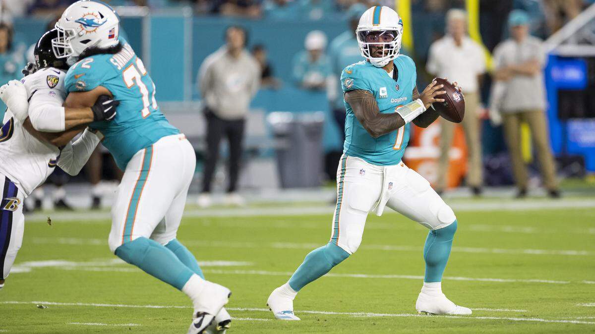 El quarterback de los Dolphins, Tua Tagovailoa, se prepara para lanzar el balón en la primera mitad del partido contra los Ravens de Baltimore, celebrado el 30 de octubre de 2025 en el Hard Rock Stadium en Miami Gardens, Florida.