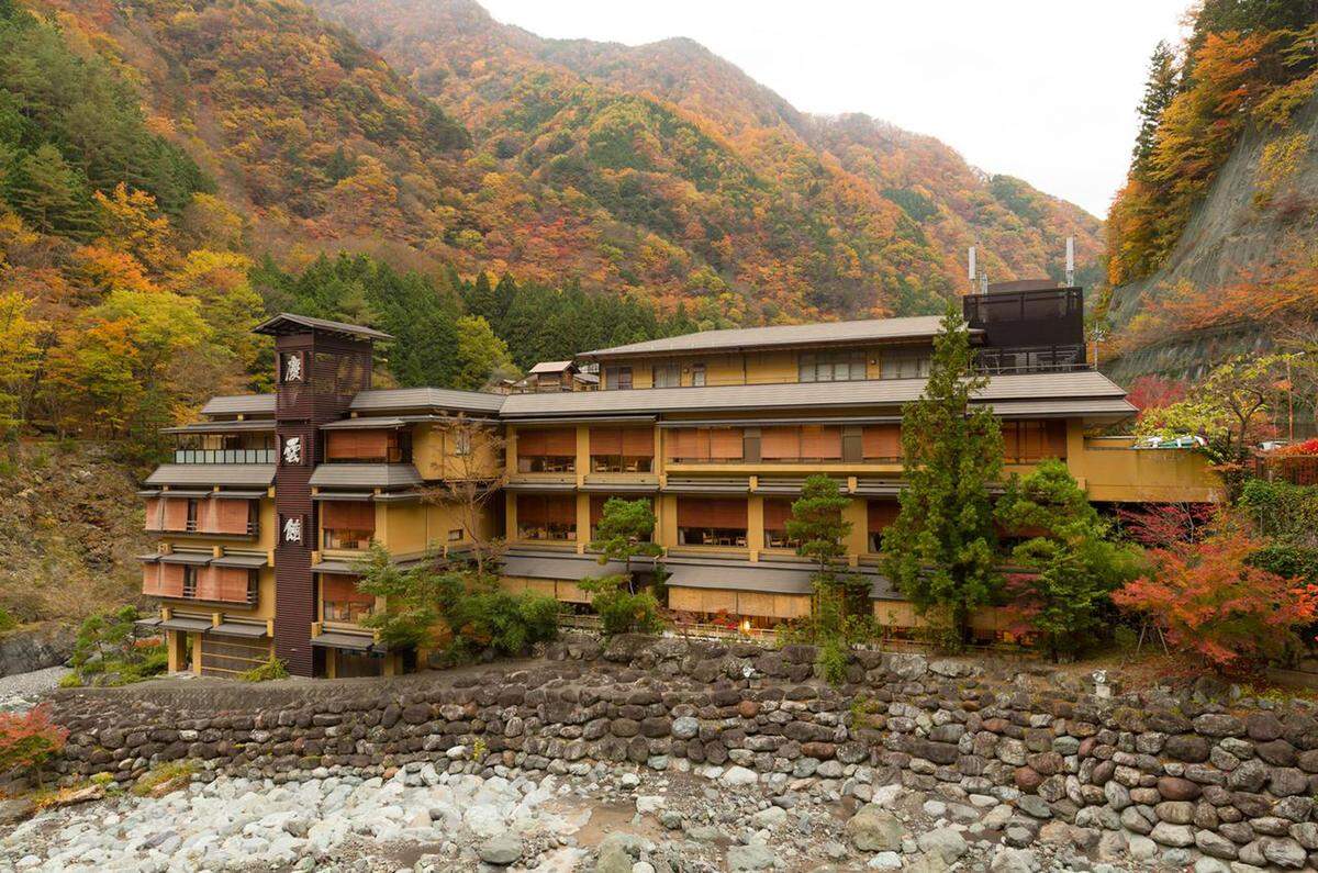 El hotel más antiguo es el Nishiyama Onsen Keiunkan, situado cerca del Monte Fuji, en Japón, que funciona desde el año 705.