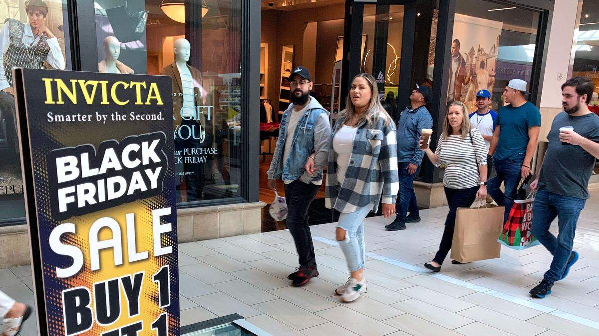 Los compradores buscan gangas en el Black Friday. Es el inicio simbólico del periodo de compras navideñas, en el Florida Mall. 