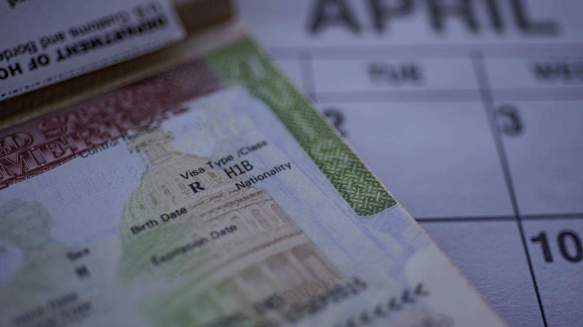 El gobierno de Donald Trump aclara que aplicará una tasa única de $100,000 solo a nuevas visas H-1B e intentó tranquilizar a los beneficiarios de este programa.