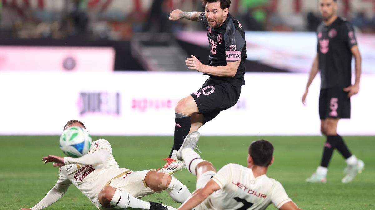 Lionel Messi del Inter Miami durante el partido amistoso entre Universitario de Deportes v Inter Miami, jugado en el Estadio Monumental el 29 de enero de 2024 en Lima, Perú.