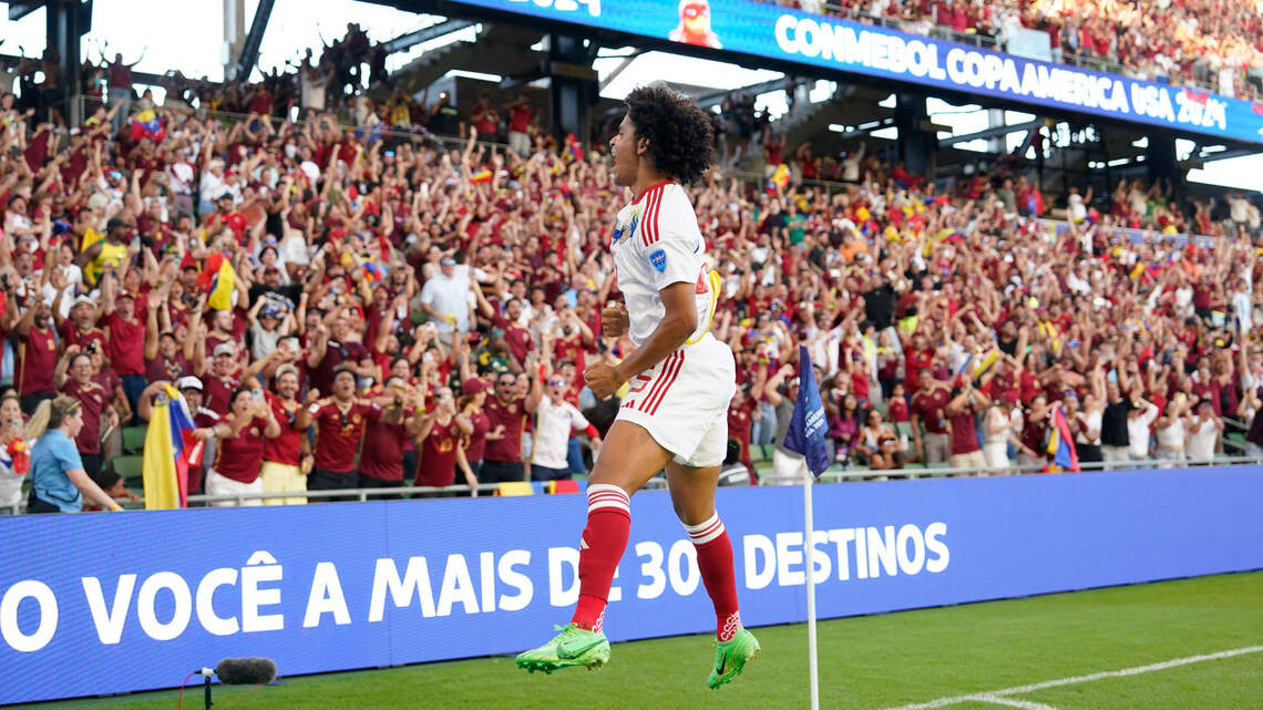 Venezuela sirve vinotinto en la Copa América y lo bebe con sus compatriotas migrantes