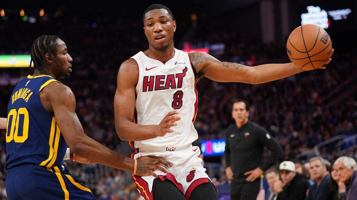 El jugador del Heat de Miami Jamal Cain conduce la pelota ante la marca de Jonathan Kuminga, de los Warriors de Golden State, en el partido celebrado el 30 de diciembre de 2023 en San Francisco.
