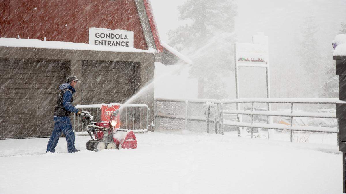 Un empleado de Northstar Resort, en California, saca la nieve cerca del edificiio el 22 de noviembre del 2018.