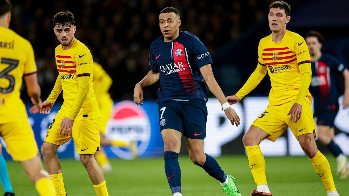 Barcelona neutralizó a la estrella del Paris Saint Germain Kylian Mbappé (centro) en el triunfo 3-2 en el partido de ida de los cuartos de final de la Liga de Campeones, celebrado el 10 de abril de 2024 en París.