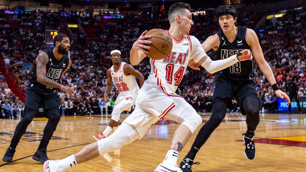 El jugador del Heat Tyler Herro entra al aro ante la marca de Yuta Watanabe, de los Nets de Brooklyn, en el partido celebrado el 8 de enero de 2023 en Miami.