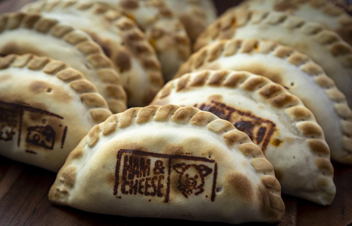 Las Half Moon Empanadas, al estilo argentino, se hacen desde el principio y se hornean en dos fábricas en Miami,con rellenos de pollo, jamón, espinacas y dulce de leche.