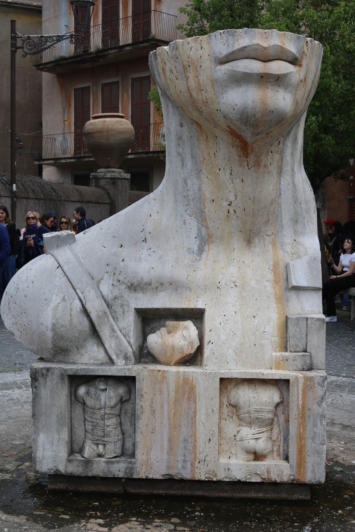 Esta gigantesca estatua, con detalles esculturales romanos, se encuentra en la entrada del Museo Villa d’Este en Tívoli.