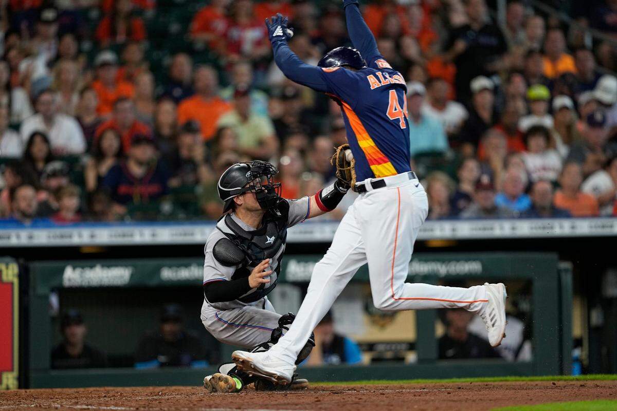 El pelotero de los Astros Yordan Álvarez es puesto out en home en el séptimo inning del partido ante los Marlins de Miami, cel;ebrado el 12 de junio de 2022 en Houston.