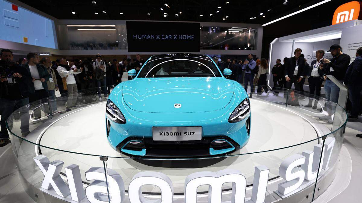 El nuevo auto eléctrico SU7 de Xiaomi es presentado en el Congreso Mundial de Móviles, el lunes 26 de febrero de 2024 en Barcelona.