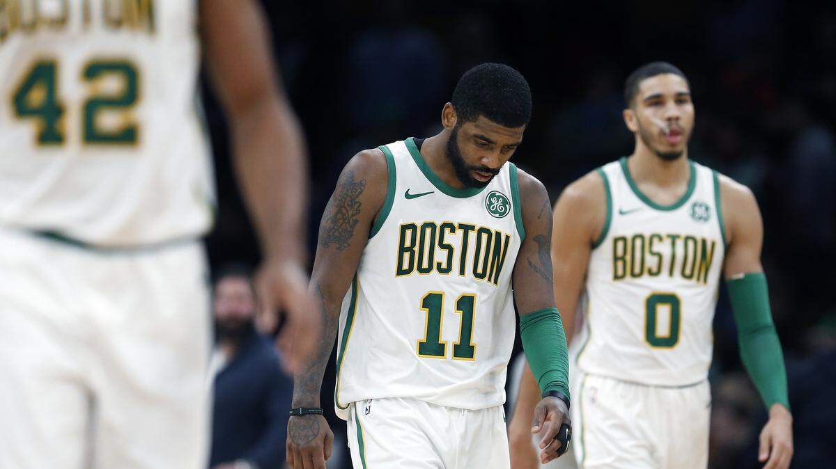 Kyrie Irving (#11) camina en la cancha durante la segunda mitad del partido entre los Celtics y los Knicks, celebrado el 21 de noviembre de 2018 en Boston.