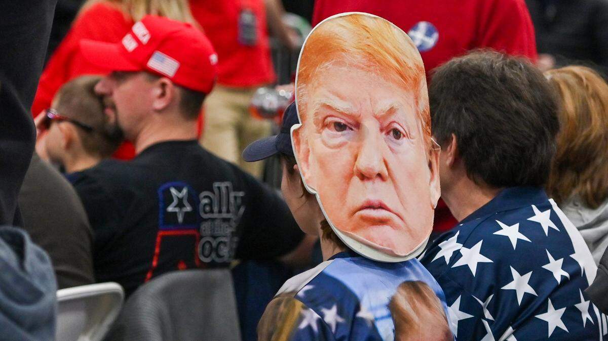 Una mujer lleva una imagen de la cabeza del expresidente Donald Trump durante un mitin en Scranton, Pensilvania, el 9 de octubre de 2024.