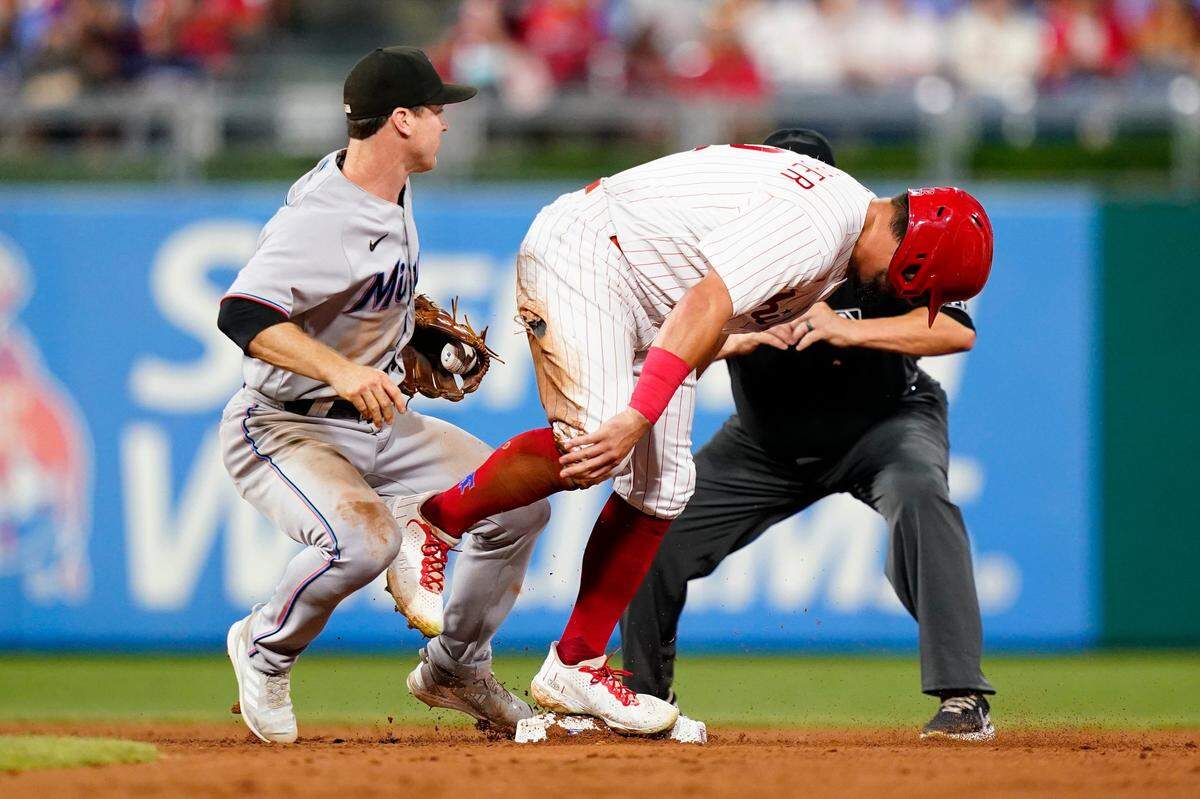 El jardinero de los Filis Kyle Schwarber se roba la segunda base ante la defensa de Joey Wendle, de los Marlins de Miami, en el cuarto inning del partido celebrado el 10 de agosto de 2022 en Filadelfia.