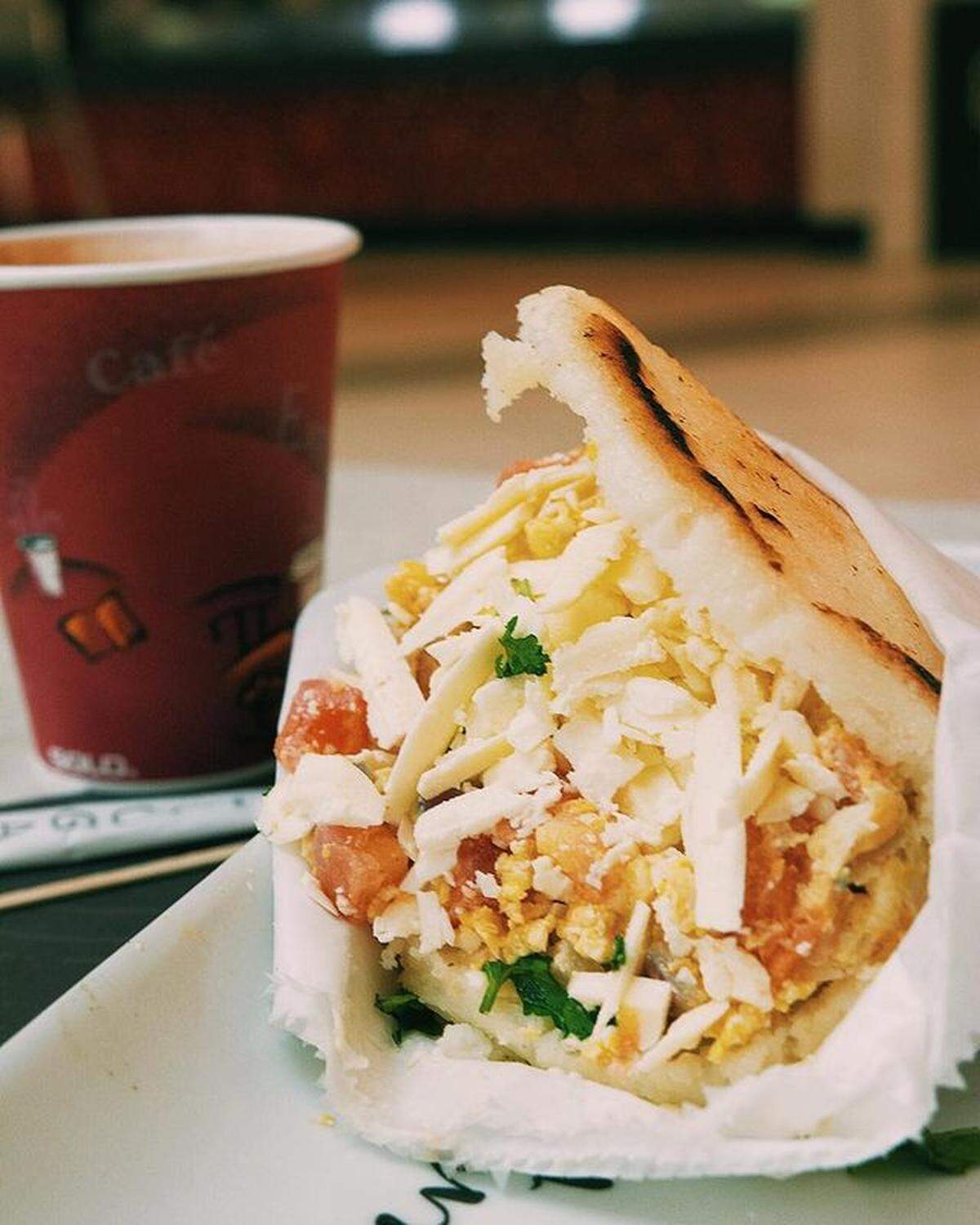 El origen de Samán Arepas data de 1977, cuando las arepas se vendían desde un quiosco en la ciudad venezolana de Maracay.