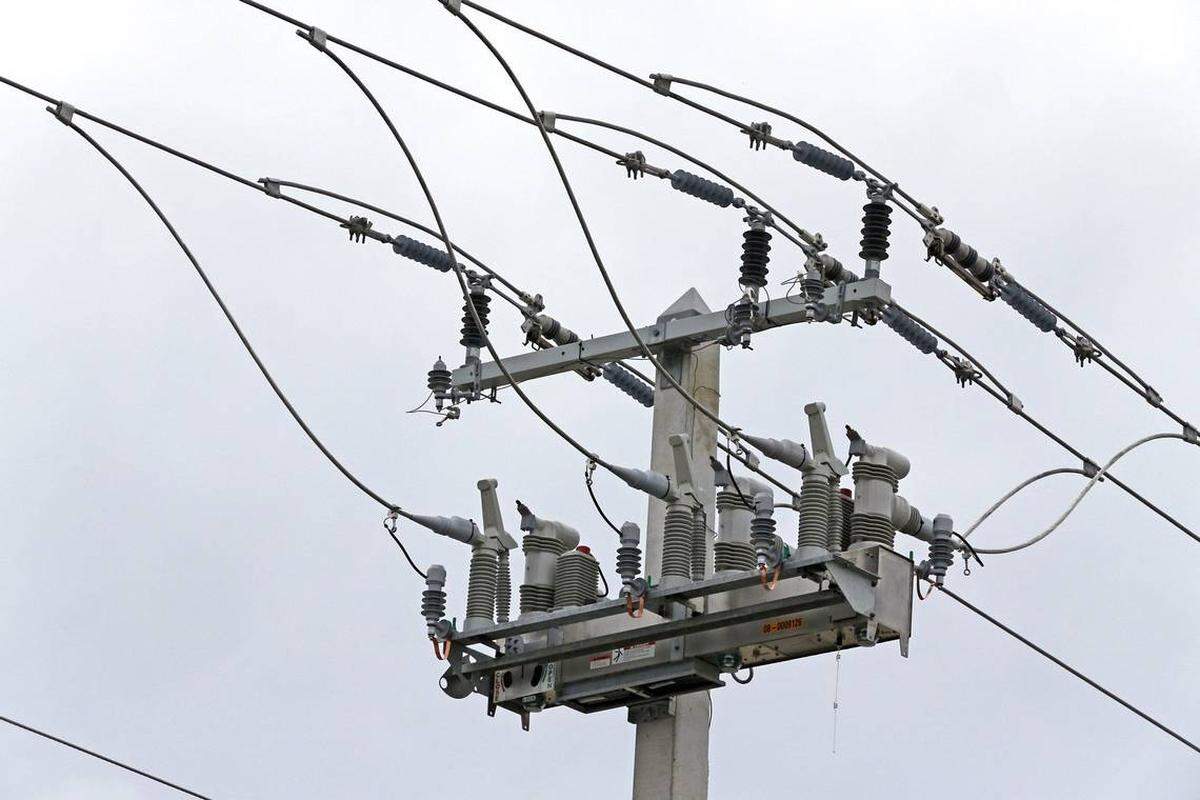 El equipo de la red de Florida Power & Light se muestra en Fort Lauderdale. Foto de archivo de CHARLES TRAINOR JR, Miami Herald.