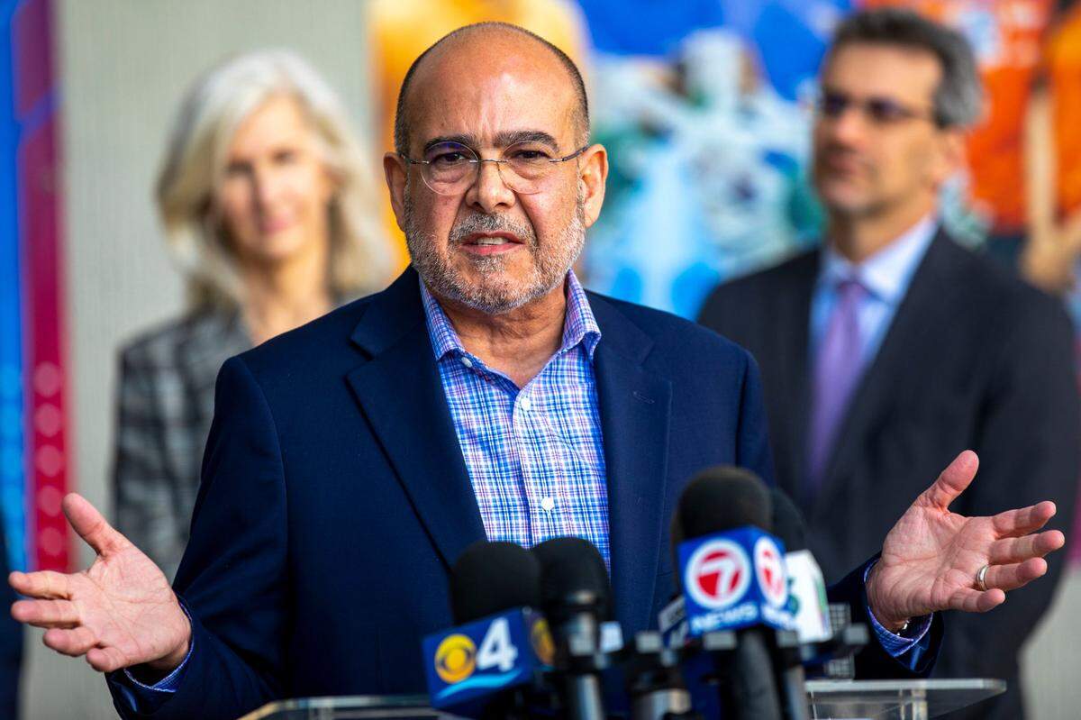 José Dotres comenzó como nuevo superintendente de las Escuelas Públicas de MIami-Dade en febrero, tras la salida de Alberto Carvalho. Fue administrador durante mucho tiempo en las escuelas de Miami-Dade antes de ser nombrado superintendente adjunto de las escuelas públicas del Condado Collier.
