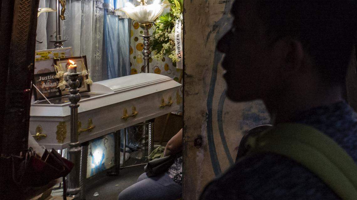 El cuerpo de Allan Rafael yace en un ataúd blanco mientras los familiares consternados rememoran al hombre golpeado por el cáncer que murió en prisión después de que lo arrestaran.