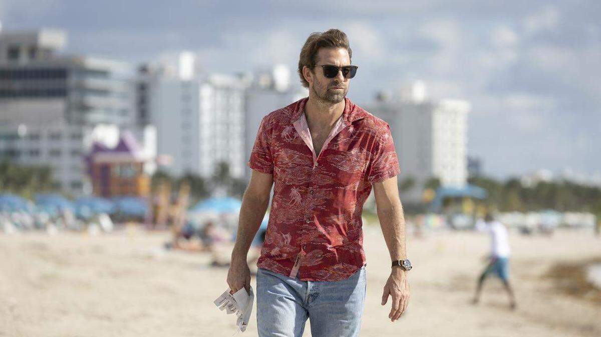 Scott Speedman protagoniza la serie en el papel titular de “R.J. Decker”, un ex fotoperiodista caído en desgracia que se convierte en investigador privado tras cumplir una condena en prisión. La serie, que se emite en ABC y está disponible en Hulu, se desarrolla en Fort Lauderdale, Florida.