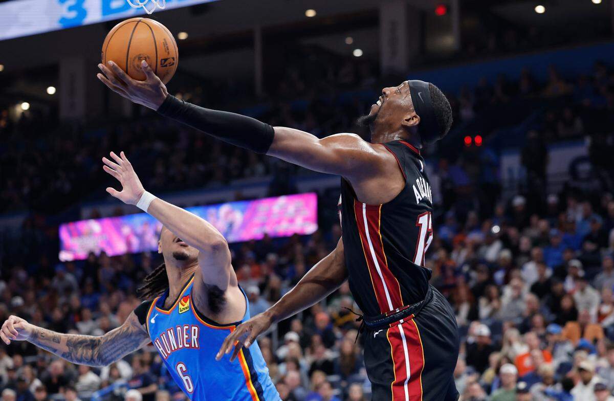 El jugador del Heat de Miami Bam Adebayo tira al aro ante la marca de Jaylin Williams, del Thunder, en el partido celebrado el 12 de febrero de 2025 en Oklahoma City.