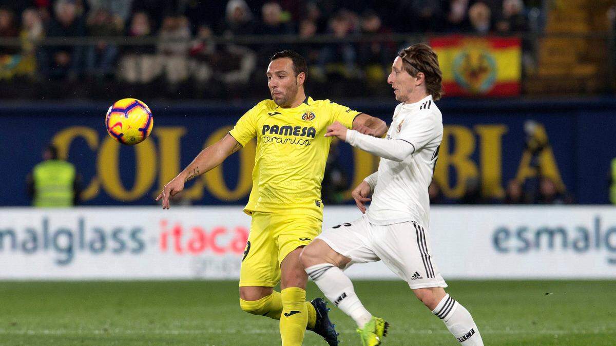 Santi Cazorla (izq.) rememoró sus mejores tiempos y con un gol en el minuto 82, el segundo de su cuenta personal, logró el definitivo empate del Villarreal 2-2 ante un Real Madrid que fue de más a menos, en partido celebrado el 3 de enero de 2019.