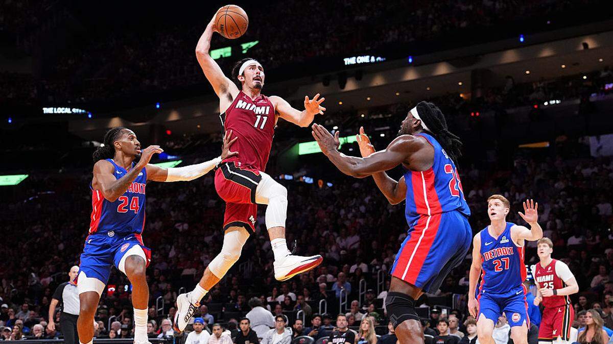 El jugador del Heat Jaime Jáquez Jr. entra al aro ante la marca de Isaiah Stewart, de los Pistons, en el partido celebrado el 8 de marzo de 2026 en Detroit. 