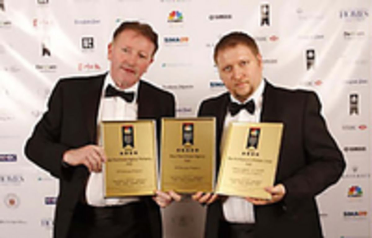 El urbanizador italiano Antonio Velardo y su socio de negocios irlandés Henry Fitzsimons aceptan un premio a nombre de su compañía  VFI Overseas Property en 2009.