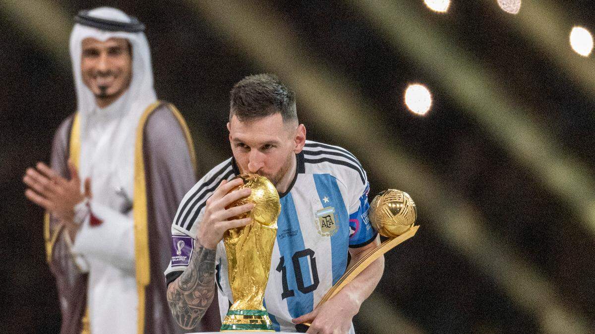 Sotheby’s subastará seis camisetas que Lionel Messi usó durante la marcha triunfal de Argentina en la Copa Mundial de Catar del año pasado, y estima que podrían convertirse en las prendas deportivas de mayor valor en la historia, posiblemente por encima de los $10 millones.