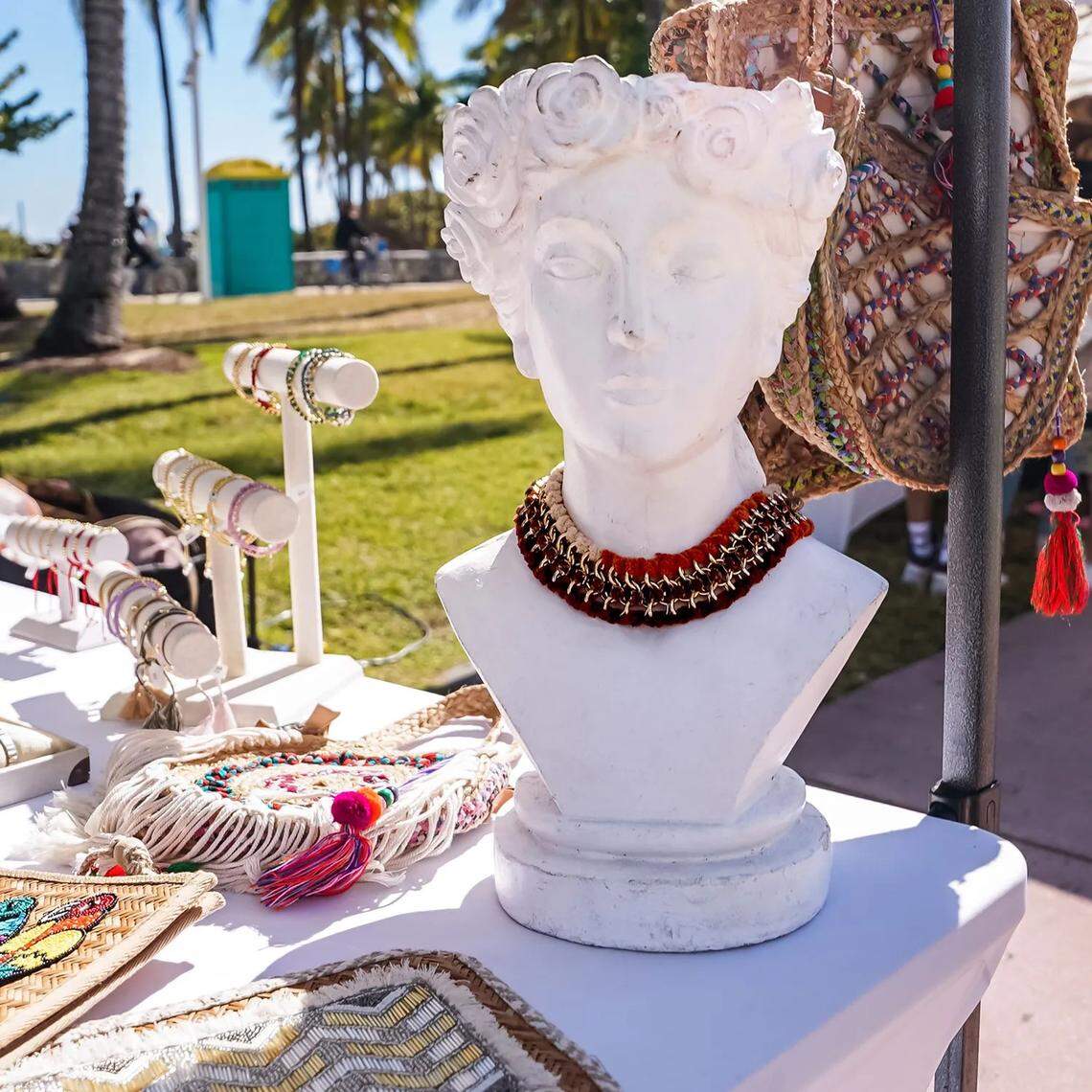 Mercado artesanal del fin de semana Art Déco en Ocean Drive, Miami Beach.