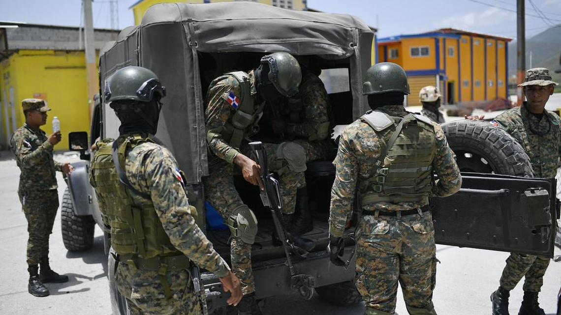 Soldados llegan para un cambio de guardia en la frontera con Haití en Jimani, República Dominicana, el viernes 9 de julio de 2021. El presidente dominicano Luís Abinader ordenó el cierre de la frontera el miércoles después de que el gobierno de Haití informara que hombres armados habían asesinado al presidente haitiano.