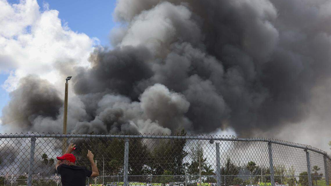 Incendio en un almacén de North Miami-Dade continúa ardiendo y podría durar varios días