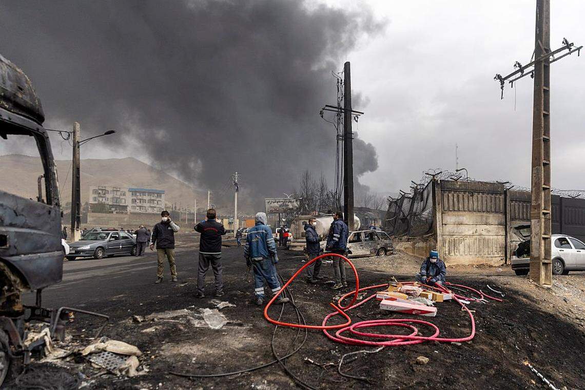 Se elevan columnas de humo tras los ataques aéreos nocturnos contra depósitos de petróleo el 8 de marzo de 2026 en Teherán, Irán. Estados Unidos e Israel continuaron su ataque conjunto contra Irán, iniciado el 28 de febrero.