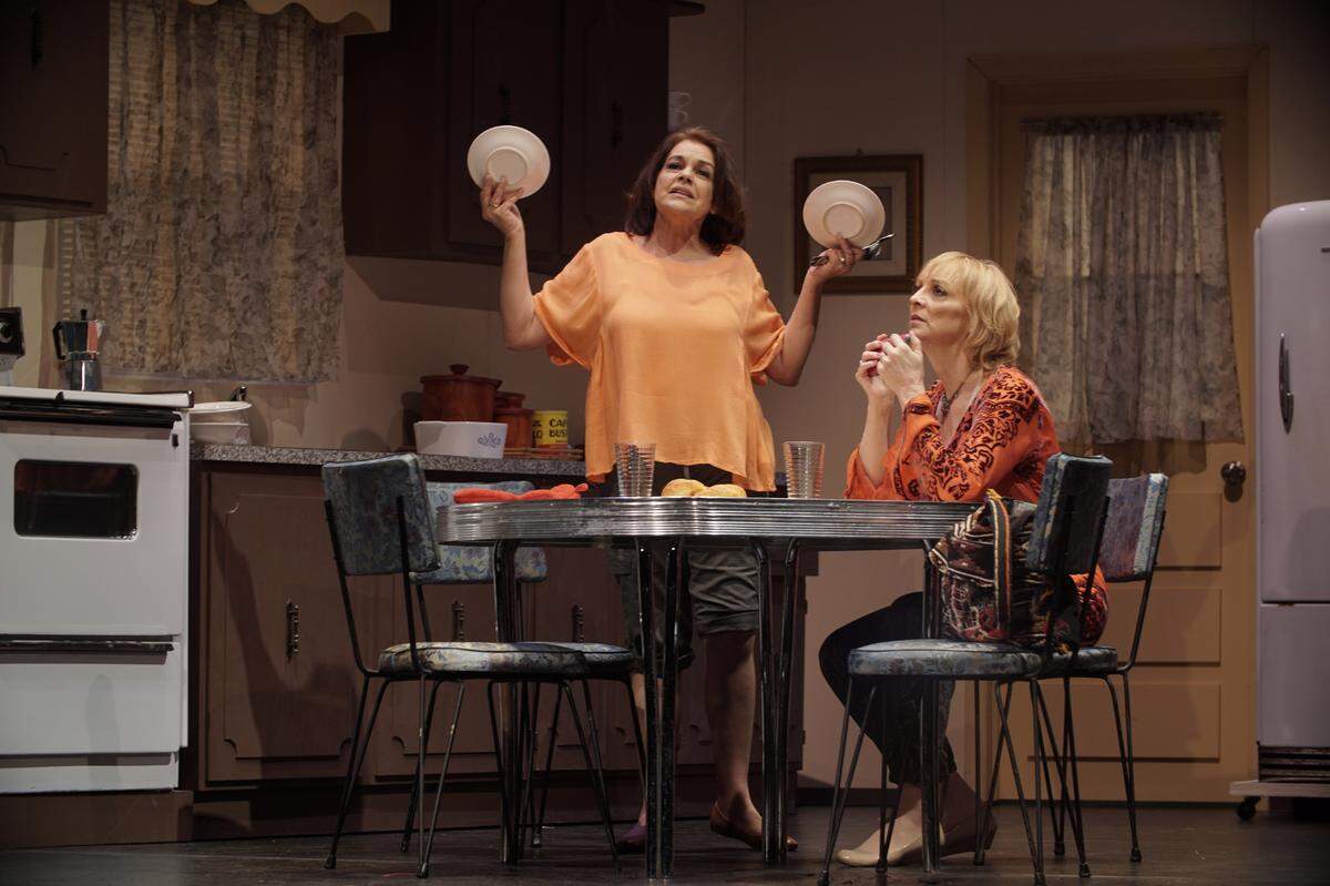 Connie Ramírez y Bárbara Ann Martin en una escena de ‘¿Qué pasa USA? Today!’