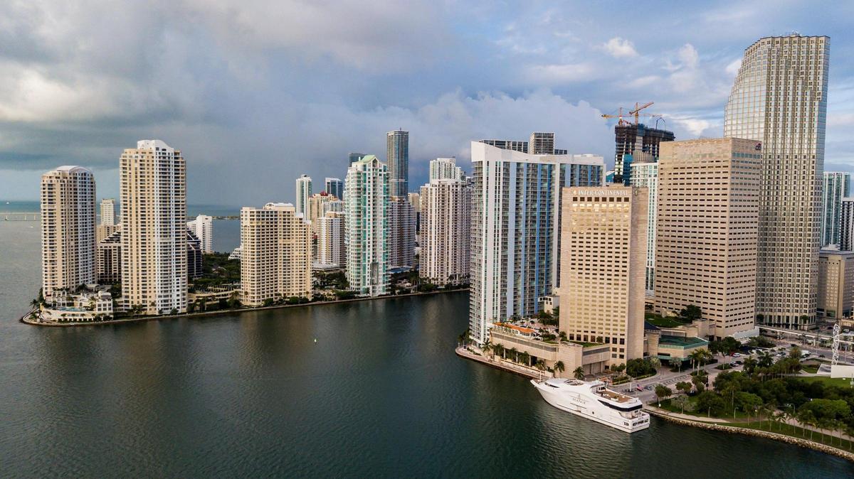 El mercado de oficinas del downtown Miami florece con las ampliaciones corporativas y las empresas que huyen de los elevados alquileres del cercano Brickell. Arriba: Vista del perfil arquitectónico del downtown Miami y Brickell Key el 10 de junio de 2021.